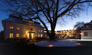 Kvällsbild av Bergendal i Sollentuna med upplyst herrgårdsbyggnad och vintermiljö inför Designerdagarna 2026.