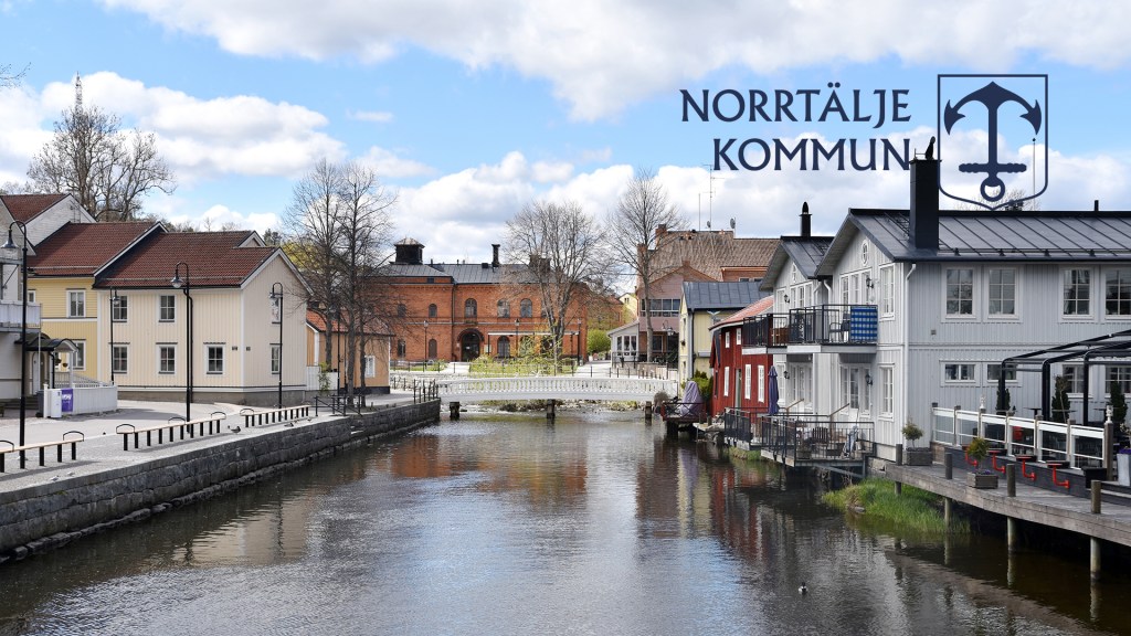 Vy över Norrtälje stad med ån och trähusen i centrum – Norrtälje kommuns kontaktcenter använder Easit GO